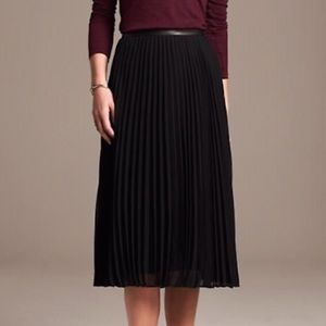 Pleated black midi skirt by Banana Republic